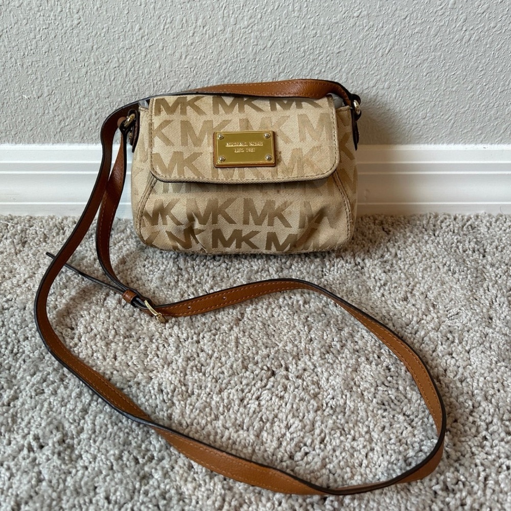 SOLD!! Micheal Kors MK Crossbody Purse 👜 - Picture 2 of 7